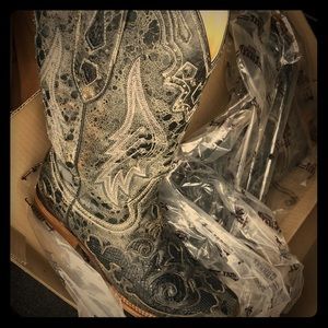 Like New WOMENS Corral Black Python Inlay sq toe